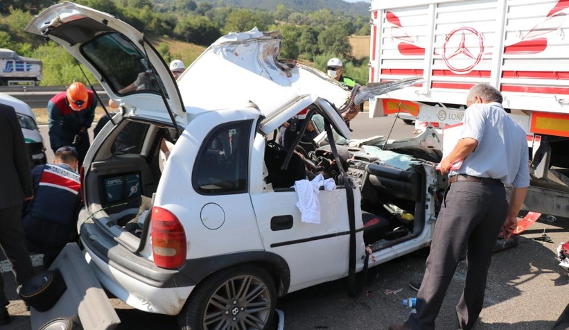 TEM’de tıra ok gibi saplandı: 2 ölü