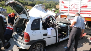 TEM’de tıra ok gibi saplandı: 2 ölü