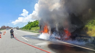 TEM’de tırın dorsesi alev alev yandı