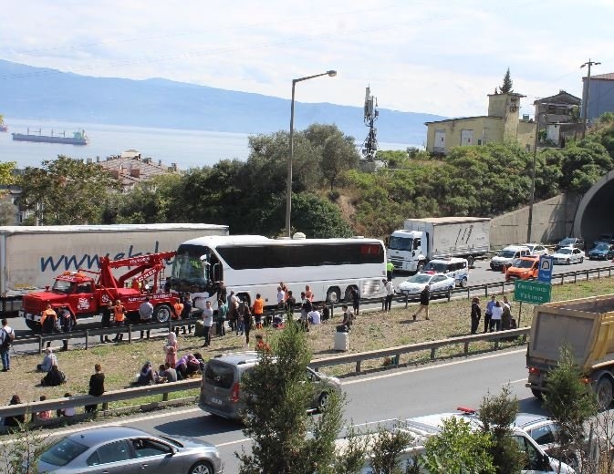 TEM’de zincirleme kaza: 1’i çocuk 4 yaralı