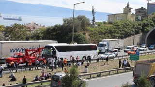TEM’de zincirleme kaza: 1’i çocuk 4 yaralı