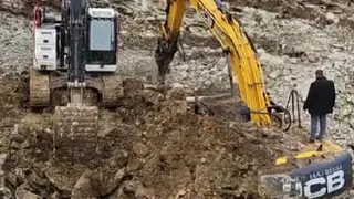 Temel kazısında toprak kayması; Operatör ölümden döndü