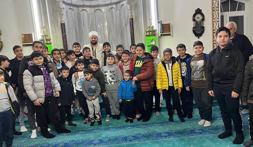 Teravih namazına giden çocuklara çikolata dağıtıldı