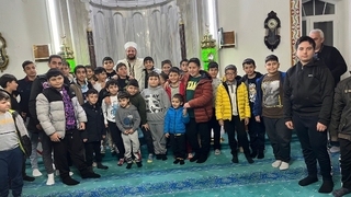 Teravih namazına giden çocuklara çikolata dağıtıldı