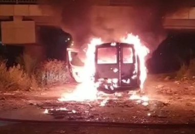 Terk edilmiş araç alev alev yandı