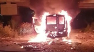 Terk edilmiş araç alev alev yandı