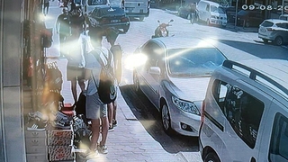 Terlik hırsızı kameraya yakalandı