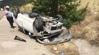 Ters dönen otomobilde anne ve kızı yaralandı