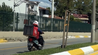 Ters yönde ilerleyen kuryesi tehlike saçtı