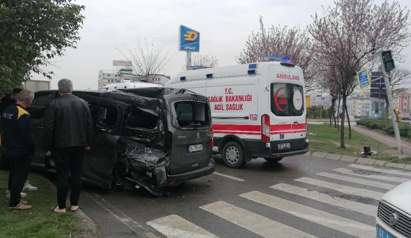 Ters yöne U dönüşü kazayı getirdi: 1'i ağır 4 yaralı