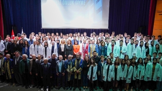 Tıp Fakültesi öğrencileri beyaz önlüklerini giydi