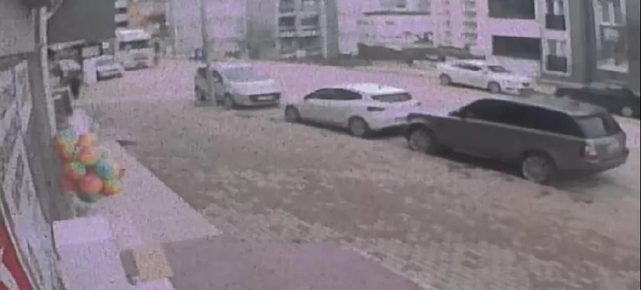 Tır 7 yaşındaki çocuğa böyle çarptı