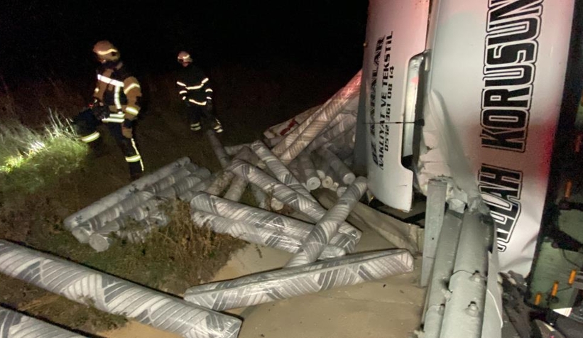 Tır 70 metre sürüklendi, halılar etrafa saçıldı