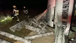 Tır 70 metre sürüklendi, halılar etrafa saçıldı