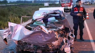 TIR'a arkadan çarpan otomobil paramparça oldu: 1 ölü