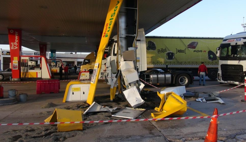 Tır akaryakıt istasyonuna daldı, faciadan dönüldü
