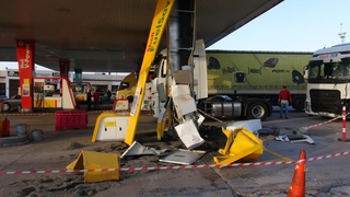 Tır akaryakıt istasyonuna daldı, faciadan dönüldü