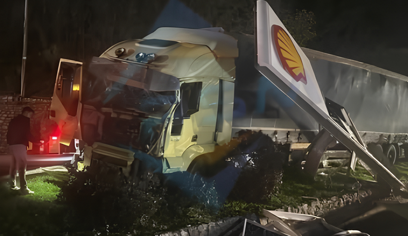 Tır akaryakıt istasyonuna daldı