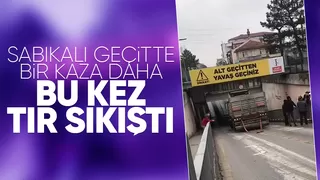 Tır alt geçitte sıkıştı