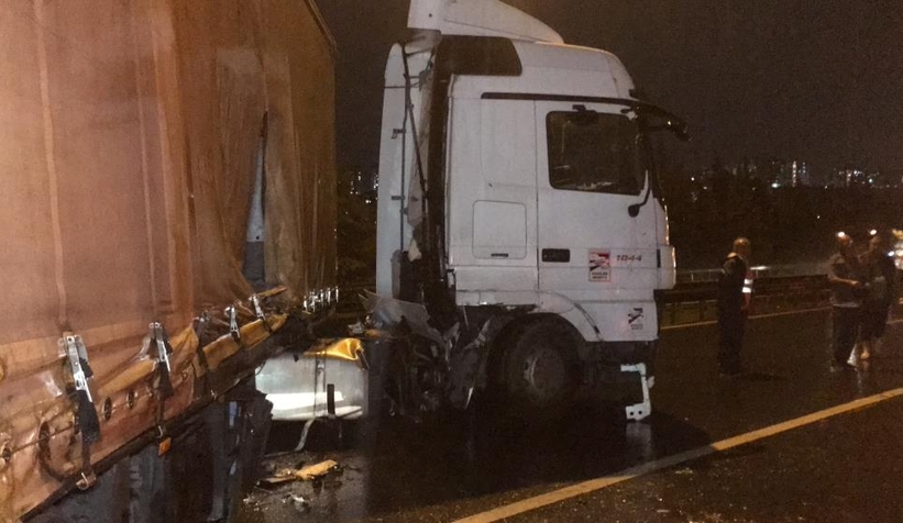 Tır bariyerlere çarptı, TEM 1,5 saat trafiğe kapandı