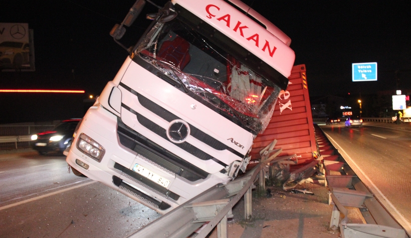 Tır bariyerlere devrildi: 1 yaralı