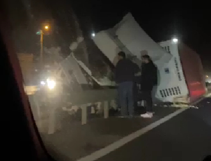 Tır bariyerlere girdi