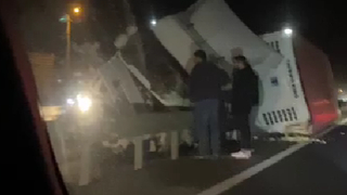 Tır bariyerlere girdi