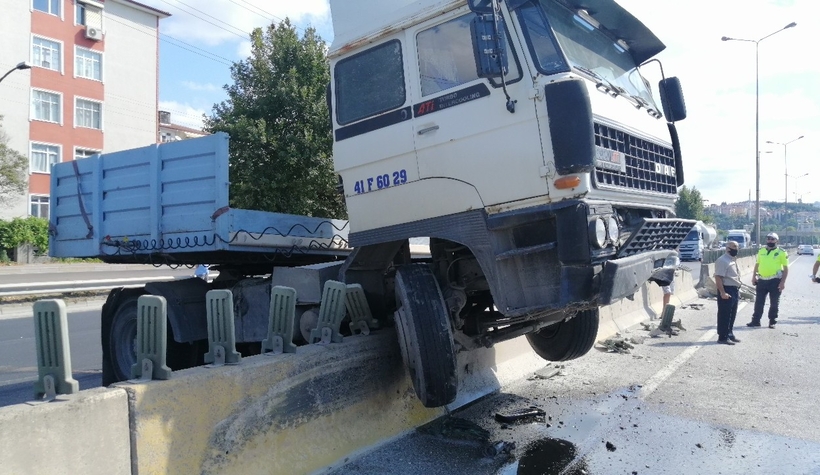 Tır beton bariyerlerde asıldı kaldı