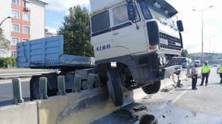 Tır beton bariyerlerde asıldı kaldı