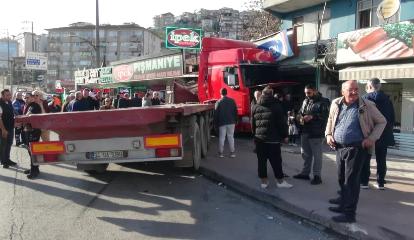 Tır çay ocağına daldı: 4 yaralı