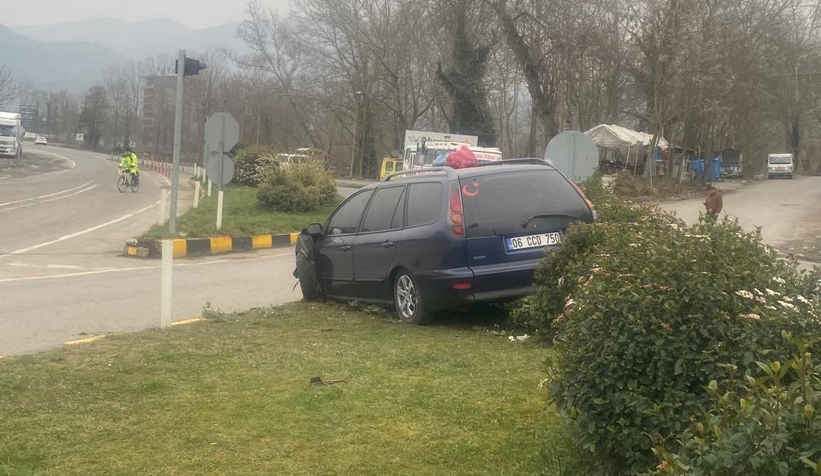 Tır depremzedeleri taşıyan araca çarptı: 7 yaralı