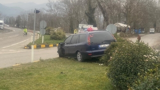 Tır depremzedeleri taşıyan araca çarptı: 7 yaralı