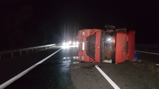 TIR devrildi, samanlar otoyola saçıldı