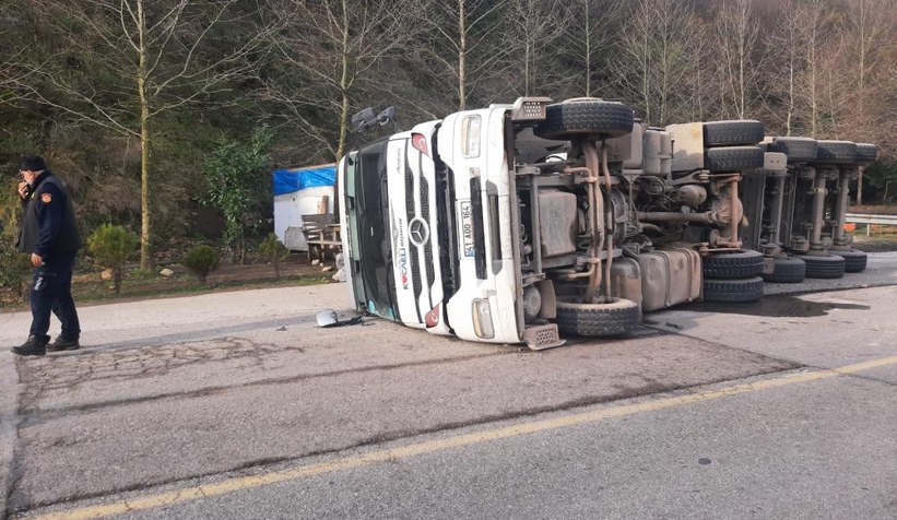 Tır devrildi, sıkışan sürücüyü itfaiye ekipleri çıkardı