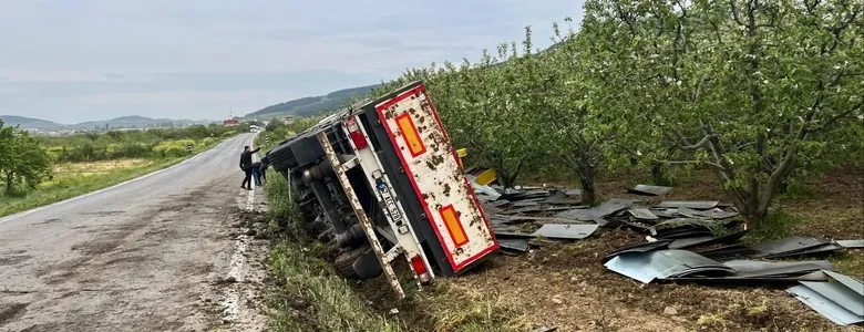 Tır devrildi; Sürücü ölümden döndü