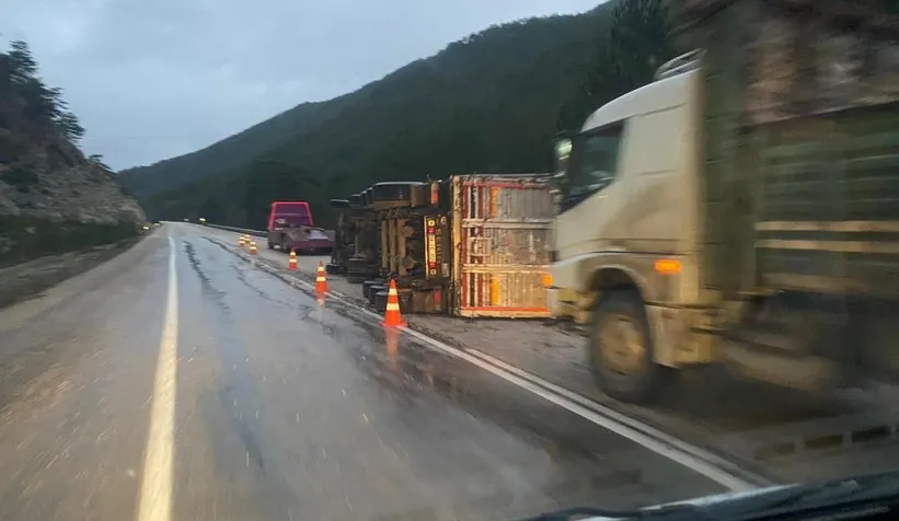 Tır devrildi, sürücü yaralandı