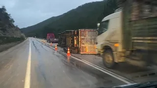 Tır devrildi, sürücü yaralandı