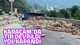 Tır devrildi, yol kapandı
