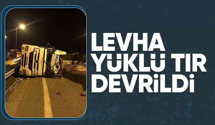 Tır devrildi