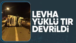 Tır devrildi