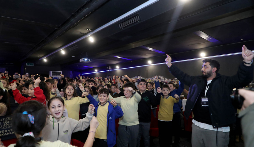 Tır geziyor, minikler sinemayla buluşuyor