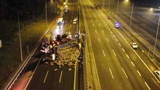 Tır ile kamyon çarpıştı, otoyol trafiğe kapandı