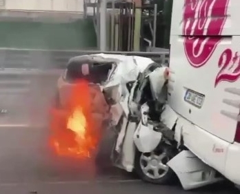  Tır ile otobüsün arasında ezilen otomobilden sağ çıktı