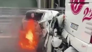  Tır ile otobüsün arasında ezilen otomobilden sağ çıktı