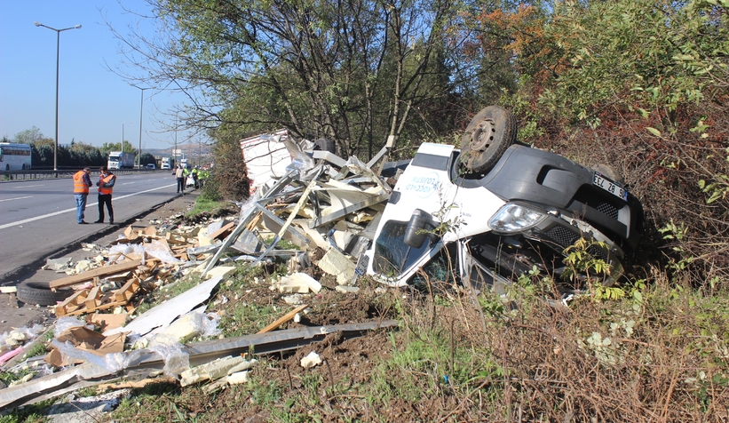 Tır kamyoneti biçti