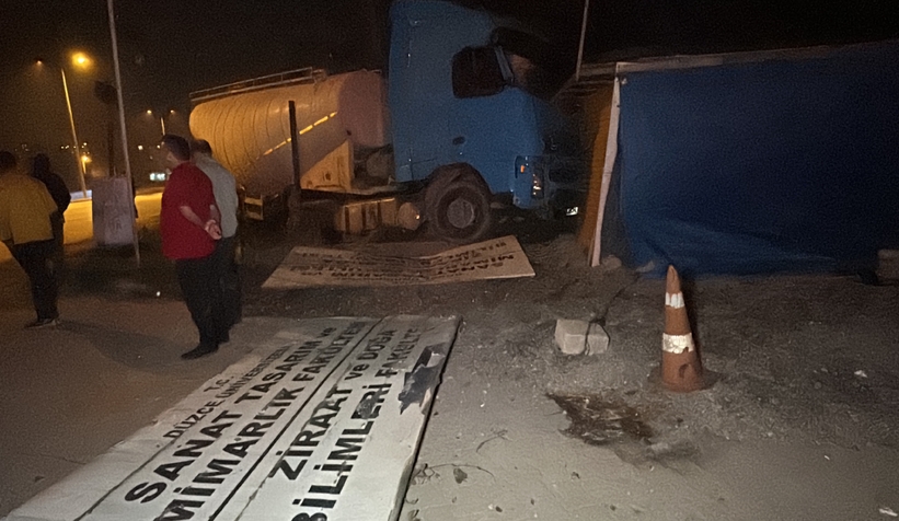 Tır karşı şeride geçti, dükkana çarparak durdu