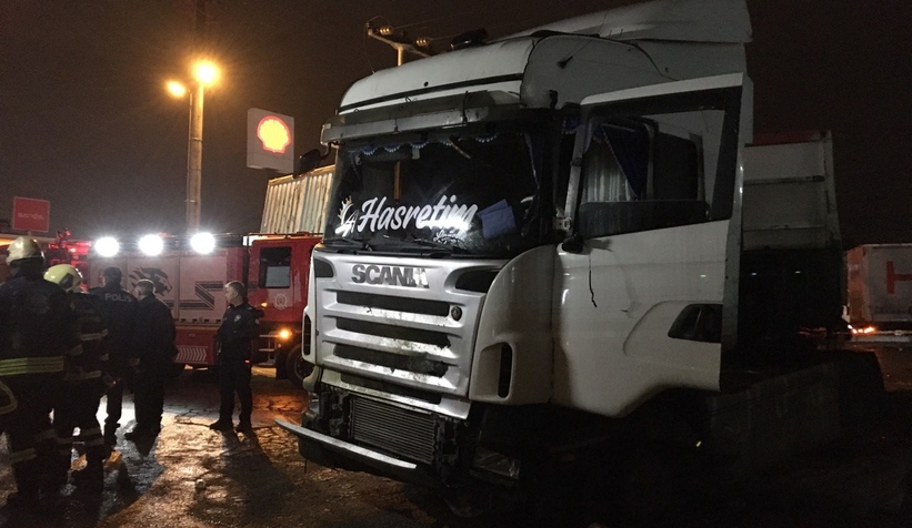 Tır, köfte yiyen müşterilerin arasına daldı: 5 yaralı