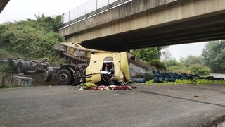 Tır köprüden aşağı düştü: 2 yaralı