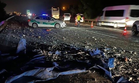 Tır köprüye çarptı, 8 araç hasar gördü