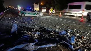 Tır köprüye çarptı, 8 araç hasar gördü